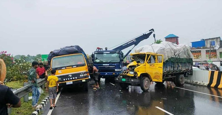 বঙ্গবন্ধু এক্সপ্রেসওয়েতে ৩ ট্রাকের সংঘর্ষ, ঢাকামুখী যান চলাচল বন্ধ