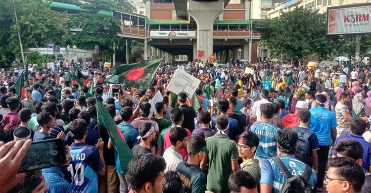 সায়েন্সল্যাবে শিক্ষার্থীদের ‘বাংলা ব্লকেড’, যানচলাচল বন্ধ