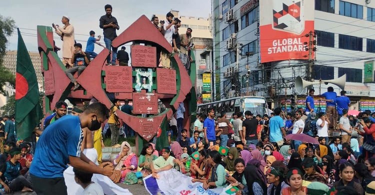 জবি শিক্ষার্থীদের গুলিস্তান জিরো পয়েন্ট অবরোধ