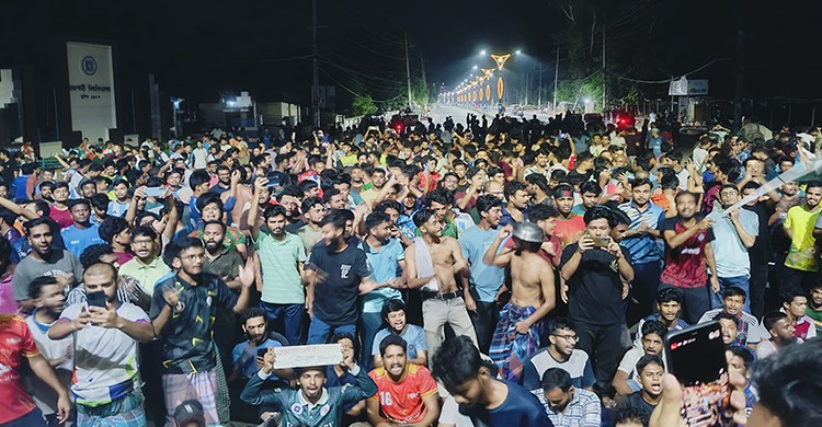 "এক দুই তিন চার, মেধাবীরা রাজাকার" স্লোগানে উত্তাল রাবি ক্যাম্পাস