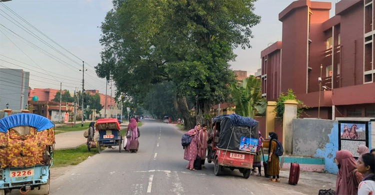 ক্যাম্পাস ছাড়তে বাধ্য হলেন বাকৃবি শিক্ষার্থীরা, হল সিলগালা