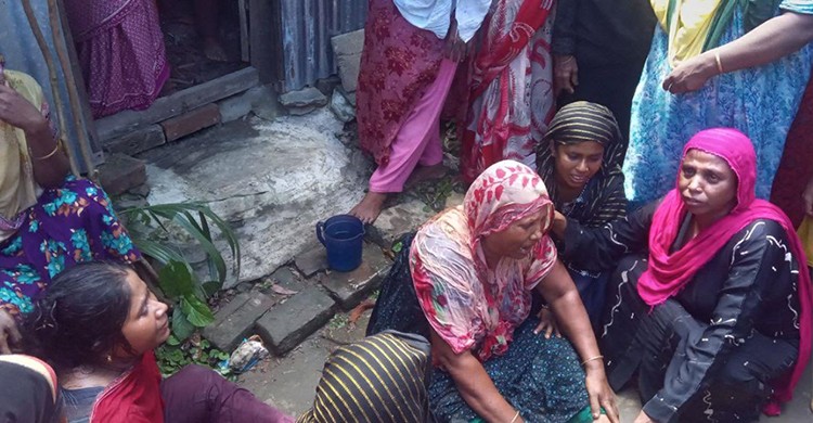 একই পরিবারের চারজনের ঝুলন্ত মরদেহ উদ্ধার