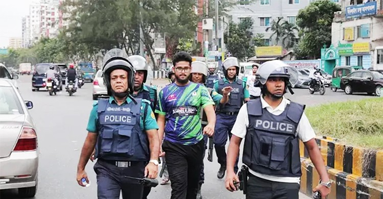 পল্টন-ইসিবি চত্বরে আন্দোলনকারীদের ওপর লাঠিচার্জ, মিরপুর-ধানমন্ডি থেকে আটক ২০