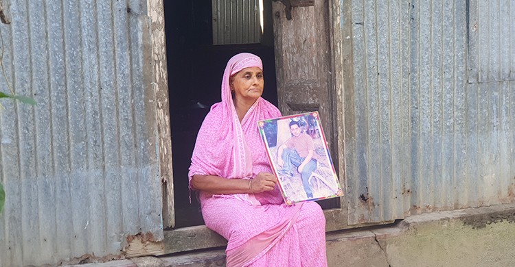 আমার বাবার বুকে গুলি করেছে তারা