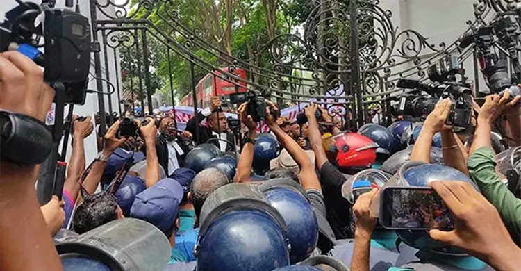 কার্জন হলের সামনে শিক্ষক-শিক্ষার্থীদের অবস্থান, আটক ৪