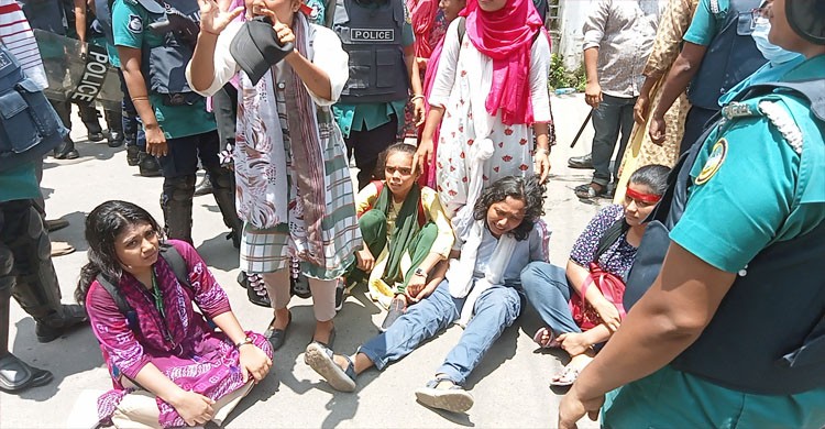 পুলিশী বাধায় বরিশালে শিক্ষার্থীদের 'মার্চ ফর জাস্টিস' আন্দোলন পন্ড