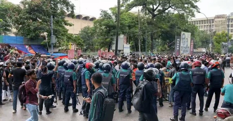 রাজধানীতে গণমিছিল চলছে