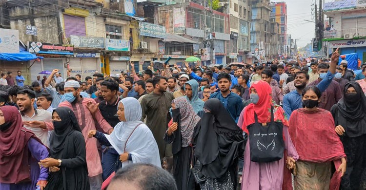 লক্ষ্মীপুরে শিক্ষার্থীদের সঙ্গে যুবলীগ-ছাত্রলীগের ধাওয়া-পাল্টা ধাওয়া