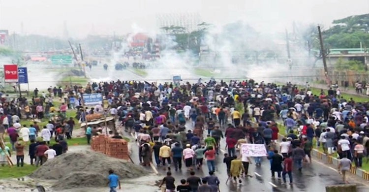 খুলনায় আন্দোলনকারীদের সাথে পুলিশের ধাওয়া-পাল্টা ধাওয়া