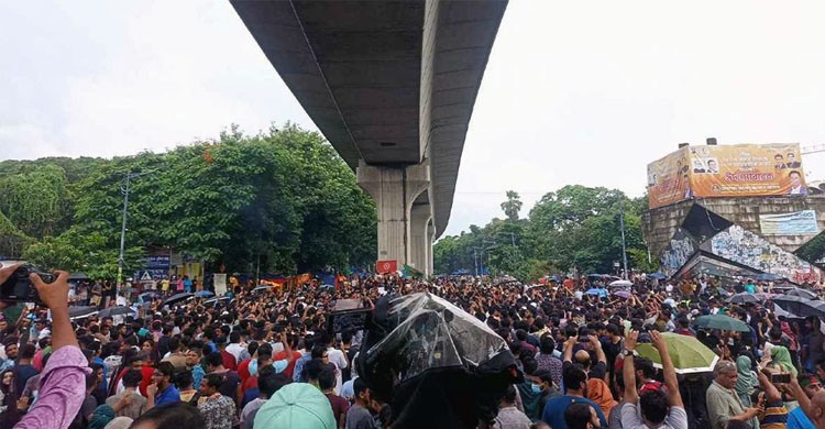 শাহবাগ অবরোধ করে শিক্ষার্থীদের বিক্ষোভ, যান চলাচল বন্ধ
