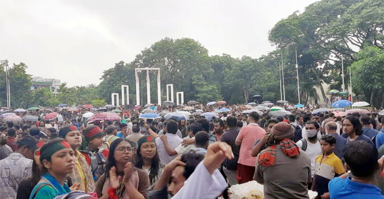 স্লোগানে স্লোগানে উত্তাল শহীদ মিনার