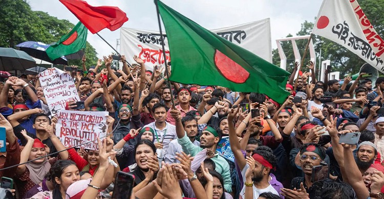 শাহবাগে শিক্ষার্থীদের ফুলেল শুভেচ্ছায় সিক্ত সেনাবাহিনী