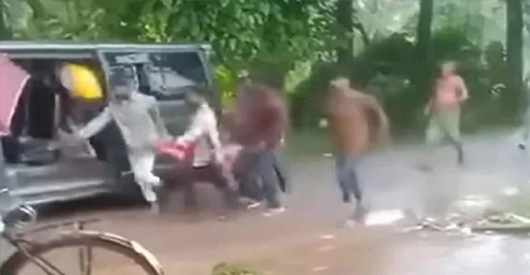 নোয়াখালীর সেই নারীকে তার স্বামীর অপহরণচেষ্টা