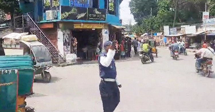 যশোরে ট্রাফিক পুলিশের সাথে শিক্ষার্থীরা যানজট নিরসনে কাজ করছে