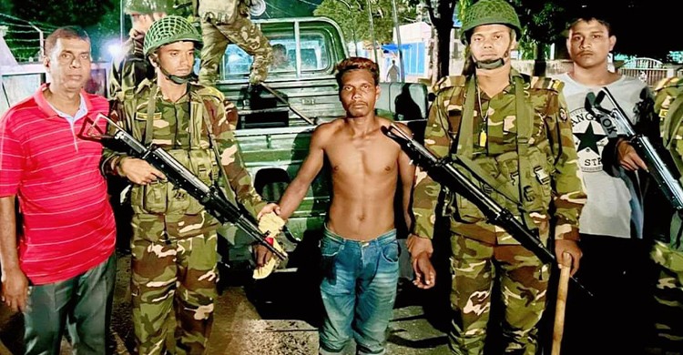 এক ডাকাতকে ভোরে আটক করেছে সেনাবাহিনী