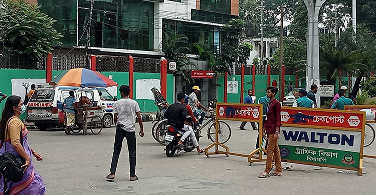 সড়কে নেমেছে ট্রাফিক পুলিশ: বরিশালের ফুটপাত দখল মুক্ত করছে শিক্ষার্থীরা