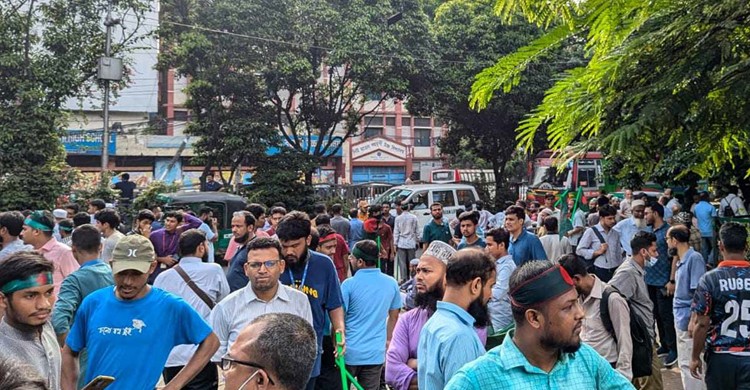 ধানমন্ডি ৩২ নম্বরে অবস্থান করেছে ছাত্র-জনতা
