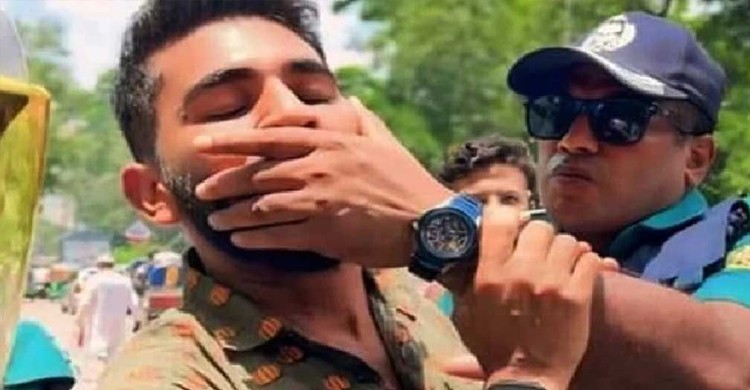 ছাত্রের মুখ চেপে ধরা পুলিশ কর্মকর্তা বরখাস্ত