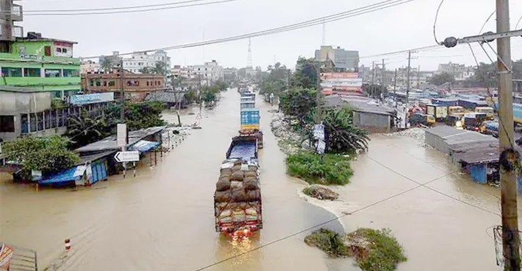 পানিতে ঢাকা-চট্টগ্রাম মহাসড়ক, ভোগান্তিতে মানুষ
