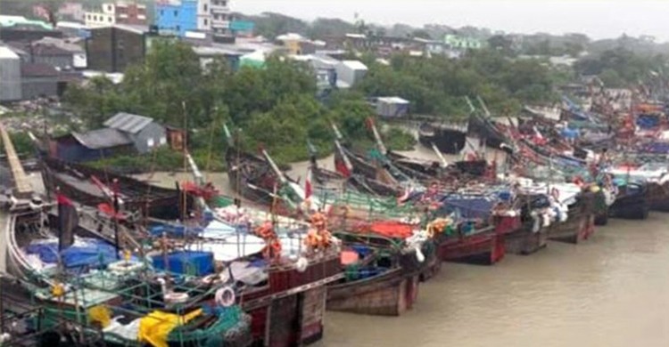 সুন্দরবনের উপকূলীয় বঙ্গোপসাগর উত্তাল , নিরাপদ আশ্রয়ে শত শত ফিশিংবোট