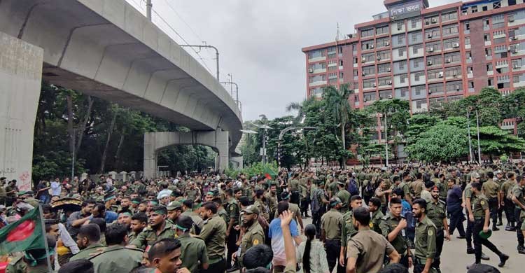 রাস্তায় ব্যারিকেড দিয়ে আনসার সদস্যদের আন্দোলন
