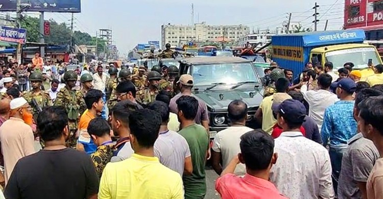 আশুলিয়ায় বেতন বৃদ্ধির দাবিতে পোশাক শ্রমিকদের বিক্ষোভ, ৫১টি কারখানা বন্ধ