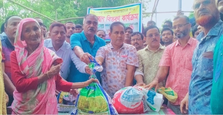 নীলফামারীতে বন্যার্তদেরকে বিএনপির ত্রাণ বিতরণ