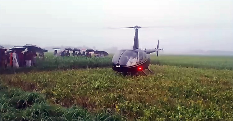 ধুম বৃষ্টিতে ফসলের মাঠে হঠাৎ হেলিকপ্টার