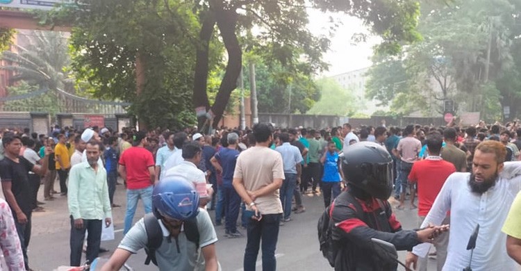 ঢাকা-চট্টগ্রাম মহাসড়ক অবরোধ করে শ্রমিকদের বিক্ষোভ, দীর্ঘ যানজট