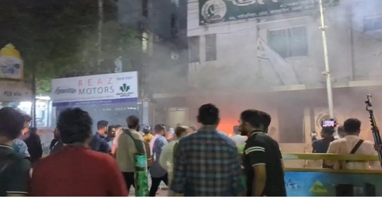 জাতীয় পার্টির কার্যালয়ে আগুন