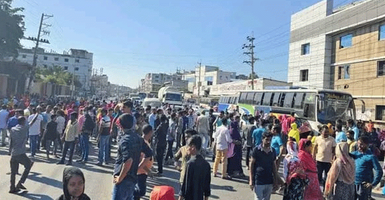 গাজীপুরে সড়ক অবরোধ করে পোশাক শ্রমিকদের বিক্ষোভ