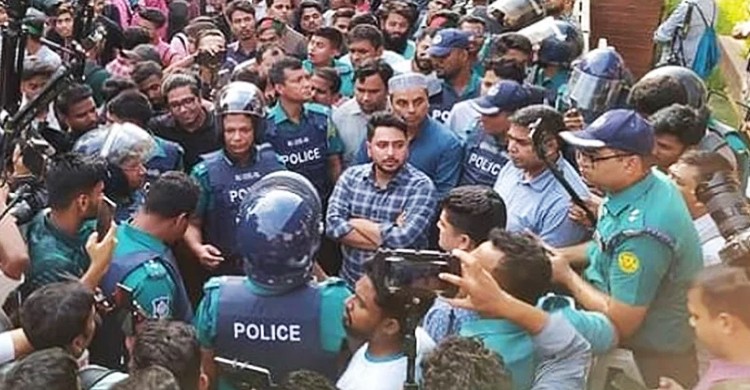 শিক্ষার্থীদের সঙ্গে কথা বলতে সচিবালয়ের সামনে উপদেষ্টা নাহিদ
