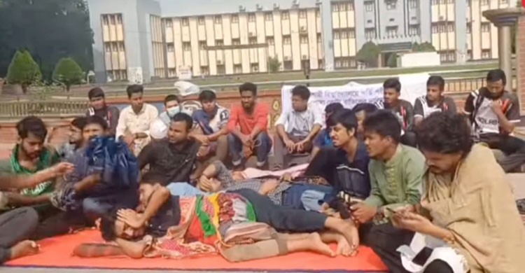 উপাচার্যের আশ্বাসে অনশন ভাঙলেন রাবি শিক্ষার্থীরা