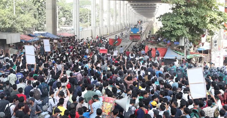 তিতুমীর কলেজকে বিশ্ববিদ্যালয় করার দাবিতে মহাখালীতে রেলপথ-সড়ক অবরোধ