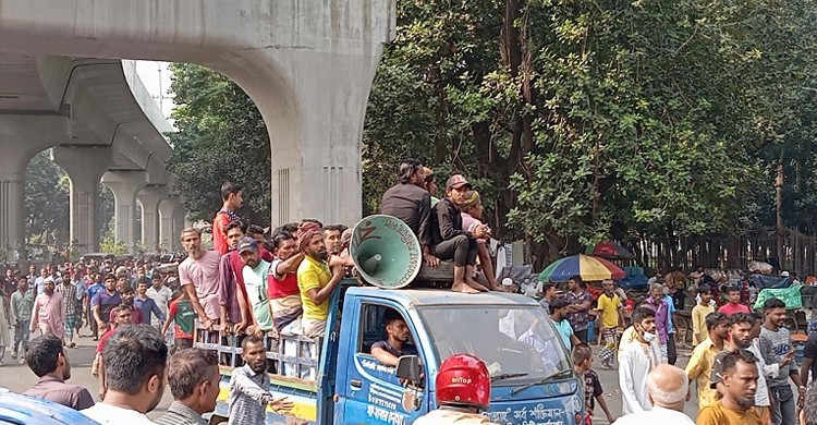 ১২ দফা দাবি নিয়ে প্রেস ক্লাবের সামনে ব্যাটারিচালিত রিকশাচালকরা, যান চলাচল বন্ধ