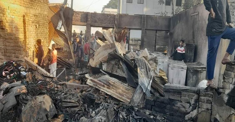 পাবনার সুজানগর বাজারে ভয়াবহ অগ্নিকান্ড, অগ্নিদগ্ধ ৫