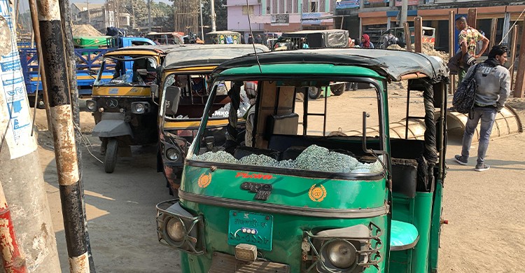 রাজশাহীতে শতাধিক সিএনজি ভাংচুর, আহত ১২