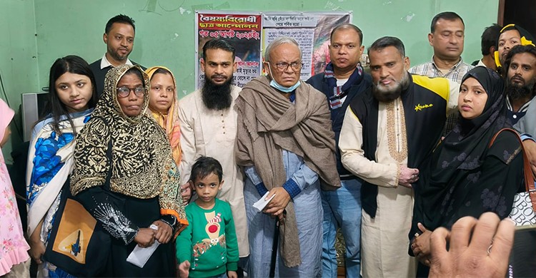 পুরান ঢাকার গেন্ডারিয়ায় চার শহীদ পরিবারের পাশে তারেক রহমান