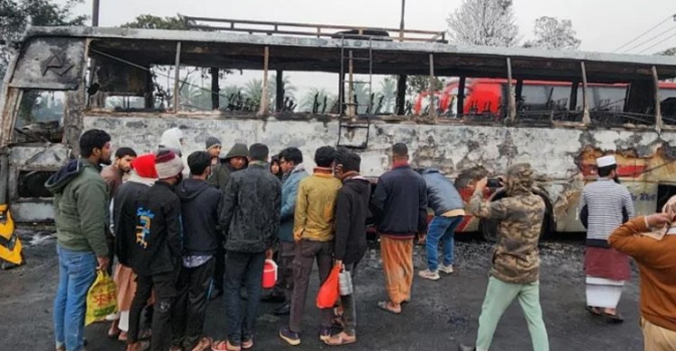 সাভারে বাস-অ্যাম্বুলেন্সে আগুন, অগ্নিদগ্ধ হয়ে নিহত ৪