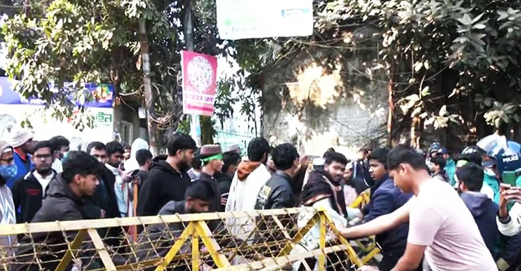 বিডিআর জওয়ানদের মুক্তির দাবিতে ব্যারিকেড ভেঙে শাহবাগে বিক্ষোভকারীরা