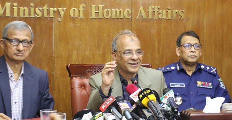 বিজিবির শক্ত অবস্থানের কারণে ভারত সীমান্তে বেড়া নির্মাণ বন্ধ রাখতে বাধ্য হয়েছে: স্বরাষ্ট্র উপদেষ্টা