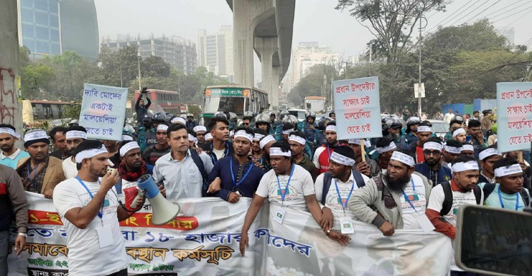 প্রবাসী কল্যাণ মন্ত্রণালয়ের দিকে যাচ্ছেন আন্দোলনকারীরা
