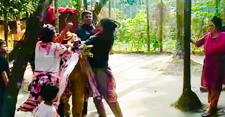 রায়পুরে প্রবাসীর পরিবারকে মারধর করে ঘরছাড়া