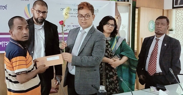 নরসিংদীতে বৈষম্য বিরোধী ছাত্র আন্দোলনে আহতদের মাঝে অনুদানের চেক বিতরণ