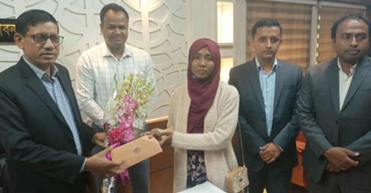 মেডিক্যাল কলেজে চান্স পাওয়া শিক্ষার্থী মেঘলার সকল দায়িত্ব নিলেন পাবনার জেলা প্রশাসক