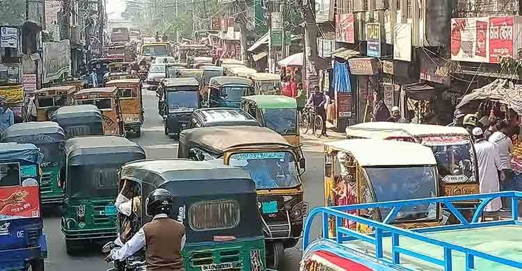রায়ণগঞ্জে অবৈধ অটোরিকশার নিয়ন্ত্রণহীন দৌরাত্ম্য, বেড়েছে দুর্ঘটনা