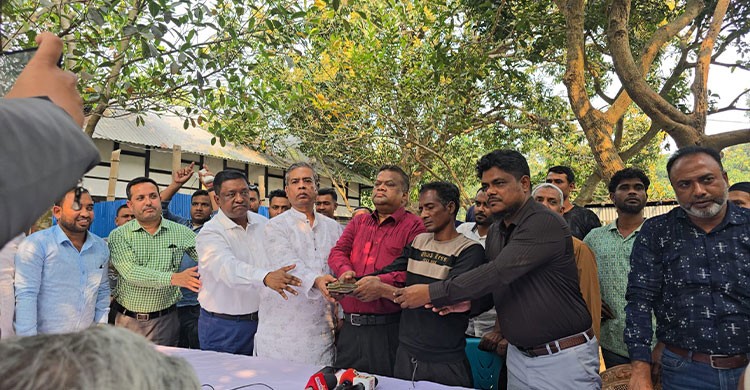 তারেক রহমানের নির্দেশে রোমানের বাড়িতে আর্থিক সহায়তা নিয়ে মীর সরফত আলী সরফত আলী সপু