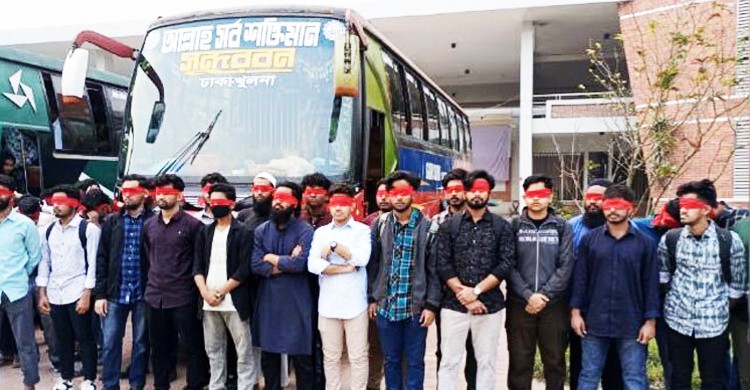 ৬ দফা দাবি নিয়ে ঢাকার পথে কুয়েট শিক্ষার্থীরা