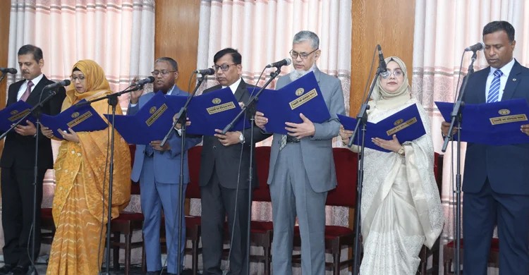 শপথ নিলেন পিএসসির নতুন সাত সদস্য
