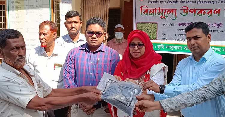 ঝিনাইদহে সাড়ে ১৩’শ কৃষকের মাঝে বিনামুল্যে সার ও বীজ বিতরণ